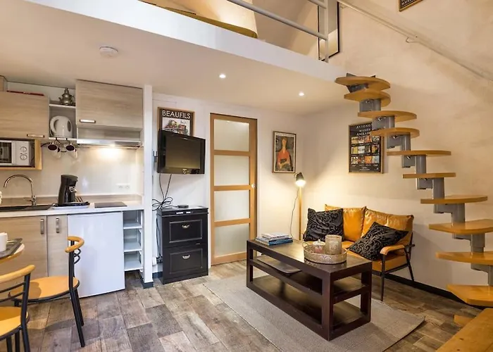 L\'Ecusson - Duplex With Exterior!